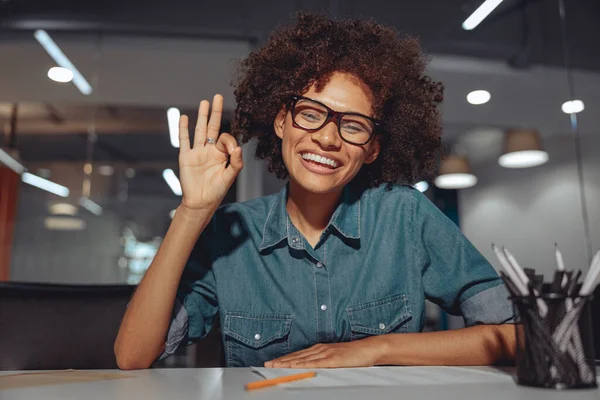 Mujer multiétnica hablando y mostrando lenguaje de señas — Foto de Stock