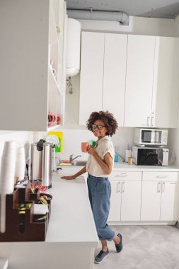 Güzel genç işverenin birlikte çalıştığı mutfakta mola vermesi.