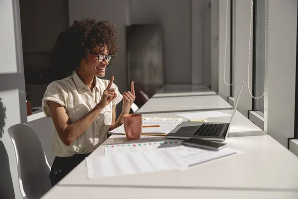 Lächelnde Afro-Amerikanerin kommuniziert online in Gebärdensprache — Stockfoto