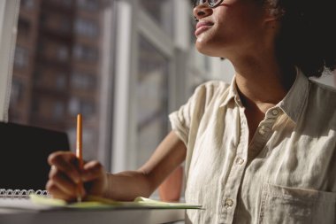 Pencereden dışarı bakan güzel Afro-Amerikalı kadın