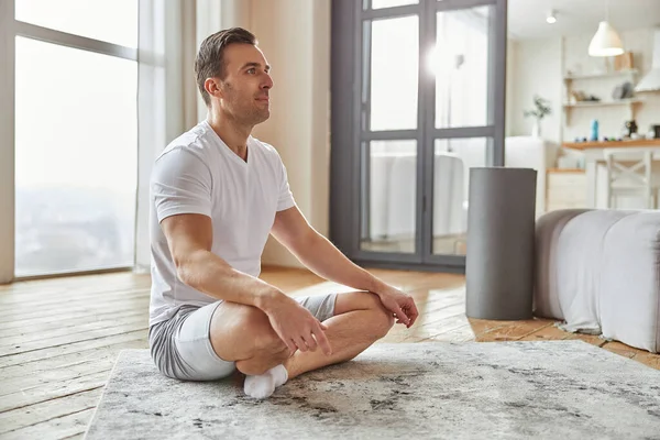 Ruhiger Mann praktiziert Meditation allein zu Hause — Stockfoto