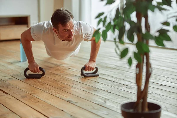 Maschio facendo core training con attrezzature a casa — Foto Stock