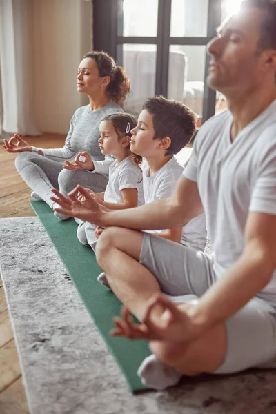 Die ganze Familie meditiert gemeinsam zu Hause — Stockfoto