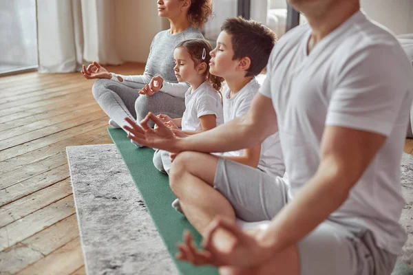 Eltern meditieren mit Kindern zu Hause — Stockfoto