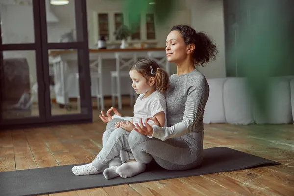 Ruhige Mutter und Tochter beim gemeinsamen Yoga — Stockfoto