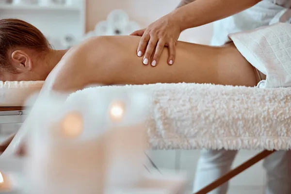 Profissional mestre de massagem confiante está fazendo procedimentos para mulher caucasiana no armário moderno minimalista — Fotografia de Stock