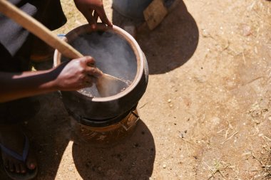 Dağlık bölgelerdeki yerel kabileler tarafından geleneksel Afrika kahvesi pişirme işlemi