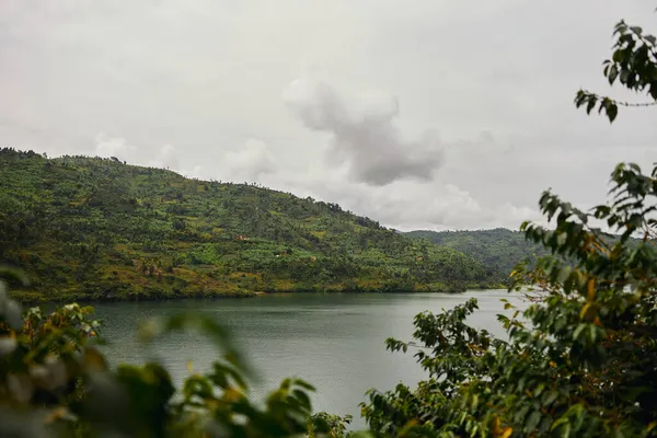 Paisaje tropical con bosques y lago en el este de África —  Fotos de Stock