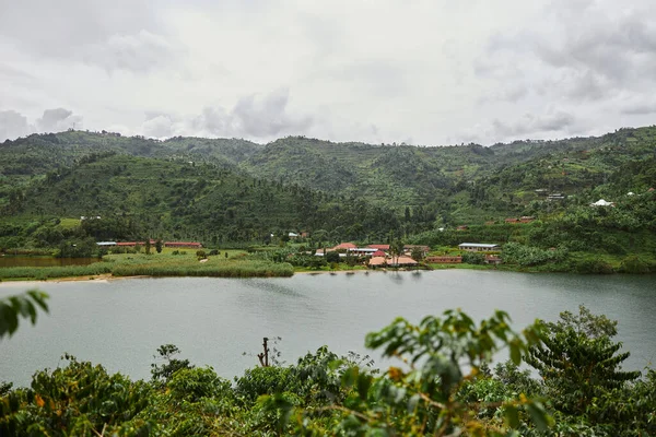 Paisaje tropical con bosques y lago en el este de África —  Fotos de Stock