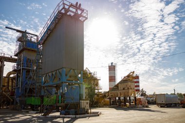 Bulutlu gökyüzünün altında sanayi binaları olan fabrika