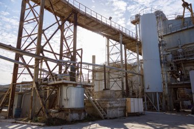 Bulutlu gökyüzü altında tesisi olan fabrika