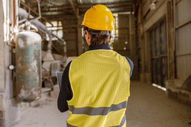 Fabrikadaki depoda duran mühendis.