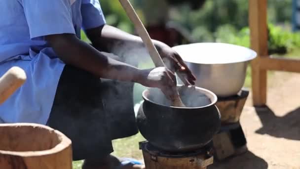 Afrika orang yang memanggang kopi dengan cara tradisional — Stok Video