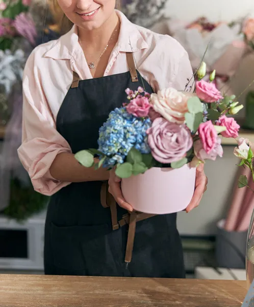 Professional florist young woman is doing bouquets at flower shop — Stock Photo, Image
