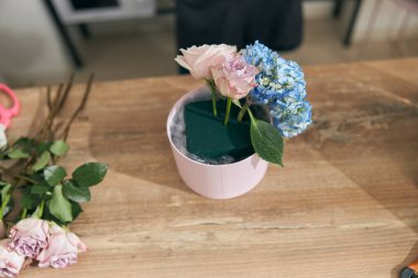 Modern ışık çiçekçisinde çiçek ve buketler