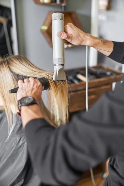 Proceso de secado del cabello en el salón de peluquería moderna —  Fotos de Stock