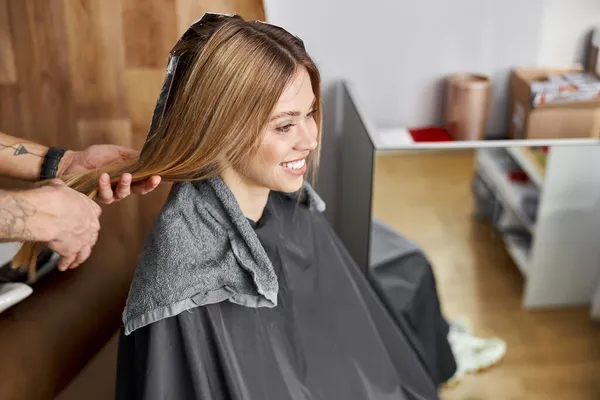 Estilista de confianza es el lavado de cabello de un hermoso cliente femenino caucásico en el salón —  Fotos de Stock