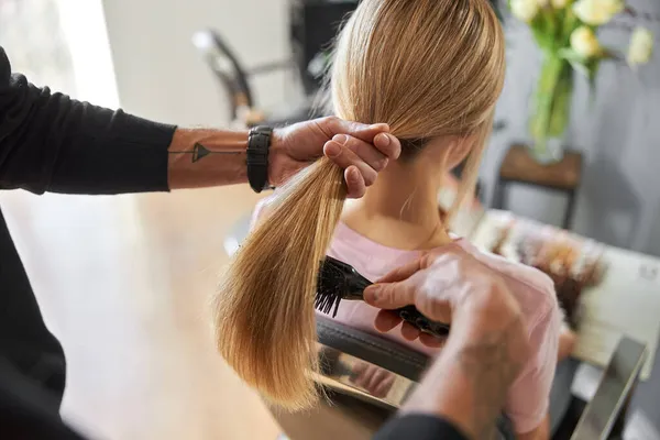 Peluquería Pofessional está peinando un pelo de hermosa mujer rubia caucásica en el salón moderno —  Fotos de Stock