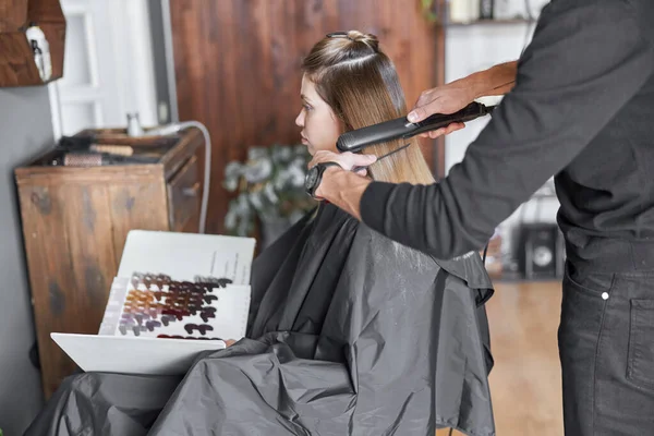 Pofessional Friseur kämmt ein Haar der schönen kaukasischen blonden Frau in modernen Salon — Stockfoto