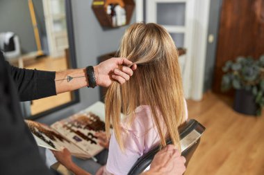 Güzeller güzeli açık tenli beyaz kadın güzellik salonunda