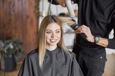 Modern kuaförlerde saç kurutma işlemi