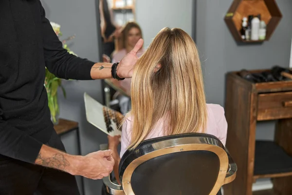 Feliz hermosa luz pelo caucásico mujer en salón de belleza —  Fotos de Stock