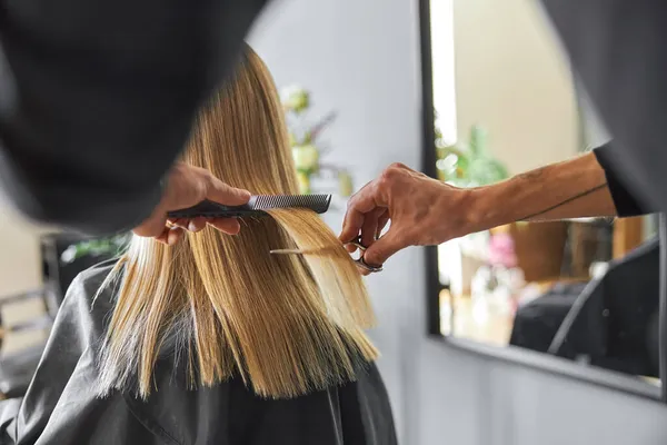 Peluquería está cortando el pelo de la mujer rubia es salón —  Fotos de Stock