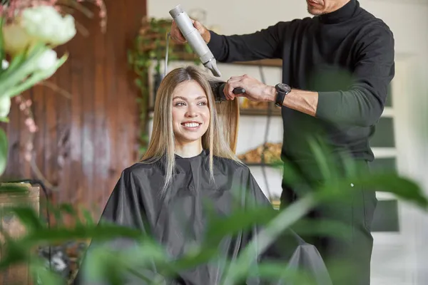 Hårtørking i moderne frisørsalong – stockfoto