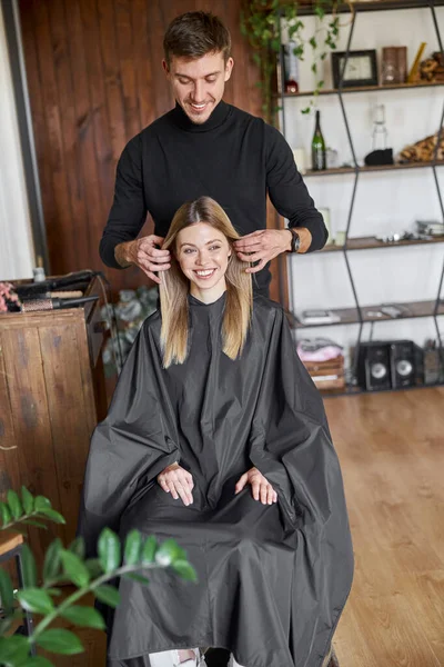 Glad vacker ljus hår kaukasiska kvinna på skönhetssalong — Stockfoto