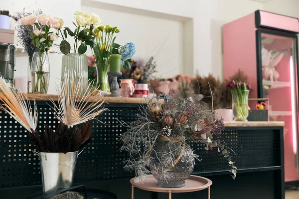Bloemen en boeketten bij moderne lichte bloemenwinkel — Stockfoto