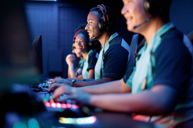 İnternet kulübünde bilgisayar üzerinden esport oyunu oynayan profesyonel takım