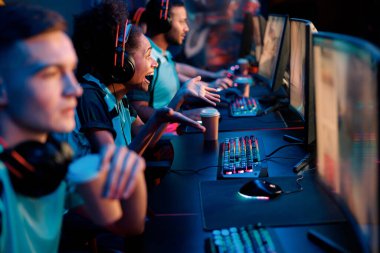 Esports takımı oyun kulübündeki bilgisayarlarda oyun oynuyor