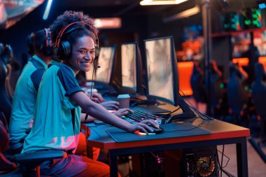Esports takımı oyun kulübündeki bilgisayarlarda oyun oynuyor