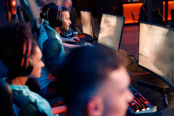 Zespół Cybersportu biorący udział w turnieju online w klubie gier — Zdjęcie stockowe