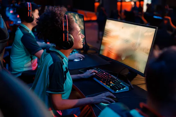 女性のゲーマーは、コンピュータクラブでビデオゲームに挑戦 — ストック写真