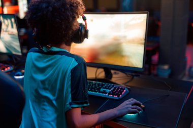 Rekabetçi bayan oyuncu internet kulübünde online oyun oynuyor