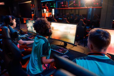 Esports takımı oyun kulübündeki bilgisayarlarda online oyun oynuyor