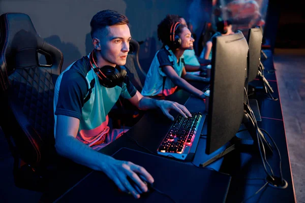 Esports takımı oyun kulübündeki bilgisayarlarda oyun oynuyor