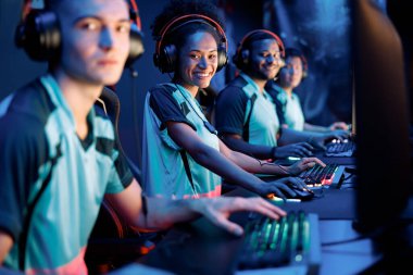 İnternet kafede oyun oynayan genç profesyonel esport oyuncuları