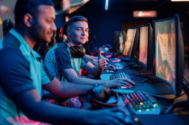 İnternet kafede oyun oynayan genç profesyonel esport oyuncuları