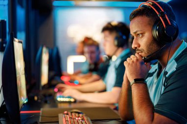 İnternet kafede oynayan genç profesyonel esport oyuncuları