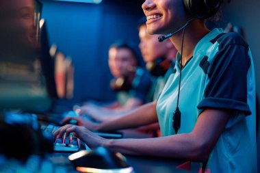 İnternet kulübünde oyun alanında pratik yapan yetenekli bir bayan oyuncu.