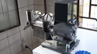 Kupa laboratuvarında kahve derecelendirme işlemi