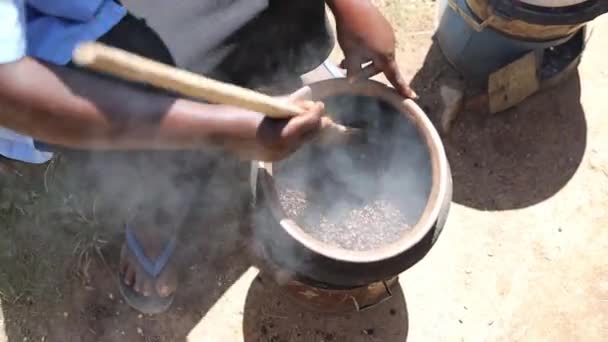 Afrikalılar çiftlikte geleneksel kahve kızartıyorlar. — Stok video