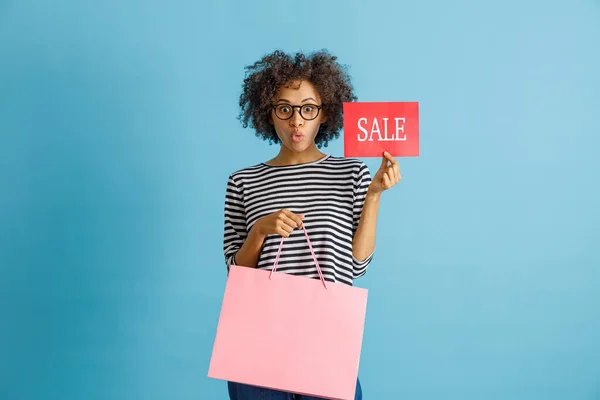 쇼핑백 과 판매 카드를 들고 있는 아프리카 소녀 — 스톡 사진