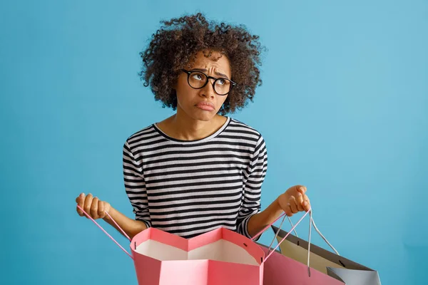 Afectada mujer afroamericana sosteniendo bolsas de compras —  Fotos de Stock