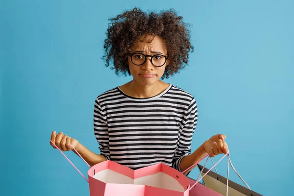 Unzufriedene Afroamerikanerin hält Einkaufstüten in der Hand — Stockfoto