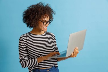 Stüdyoda defter kullanan neşeli genç bir kadın.