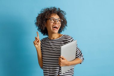 Defteriyle işaret eden neşeli bir kadın.