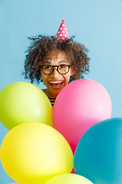 Fröhliche Frau mit bunten Luftballons im Atelier — Stockfoto